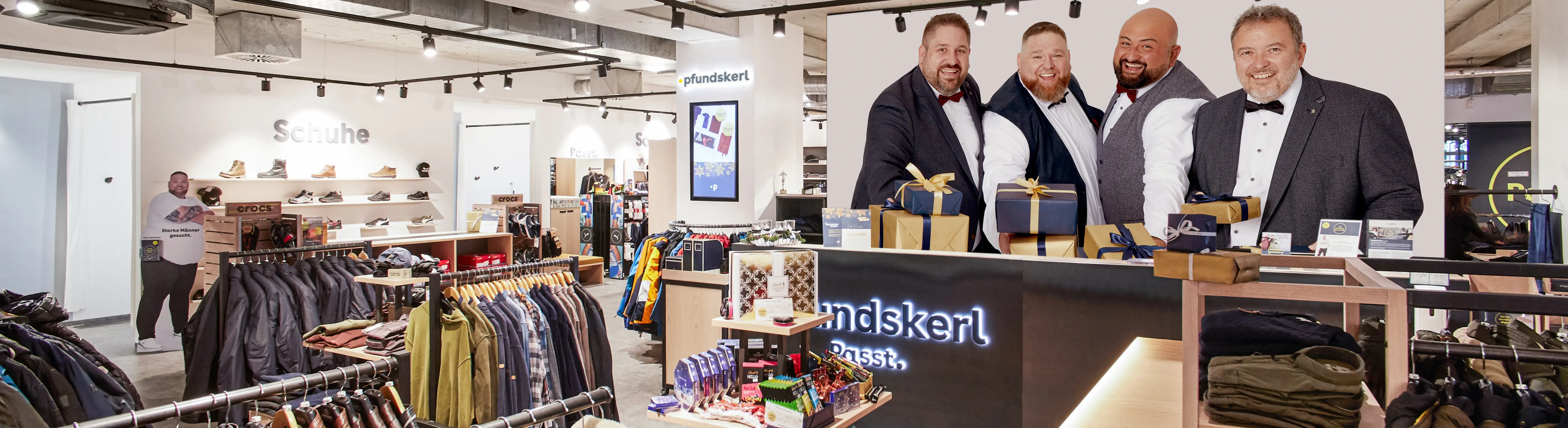 Blick auf die Verkaufstheke mit Geschenkideen und Weihnachtsdeko