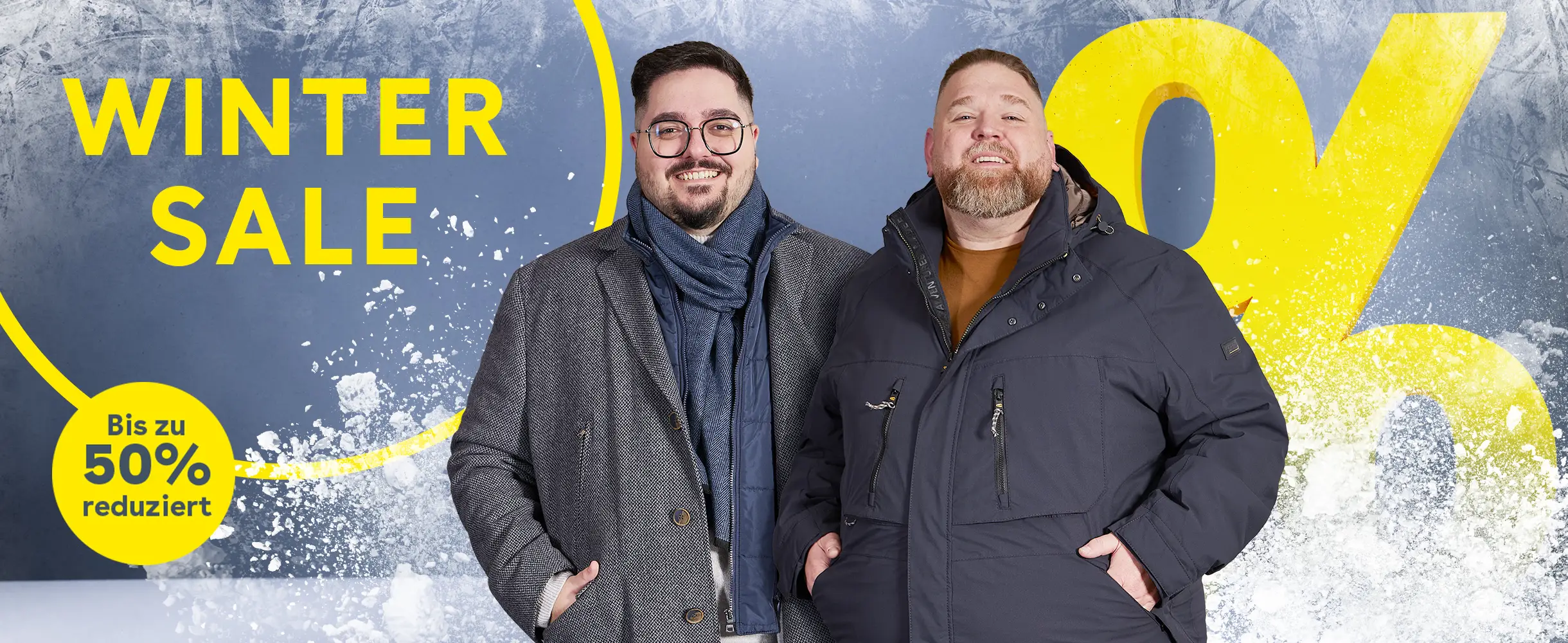 Zwei starke Männer in Winterjacken und Mänteln in großen Größen, Winter Sale bei Pfundskerl mit bis zu 50 Prozent Rabatt