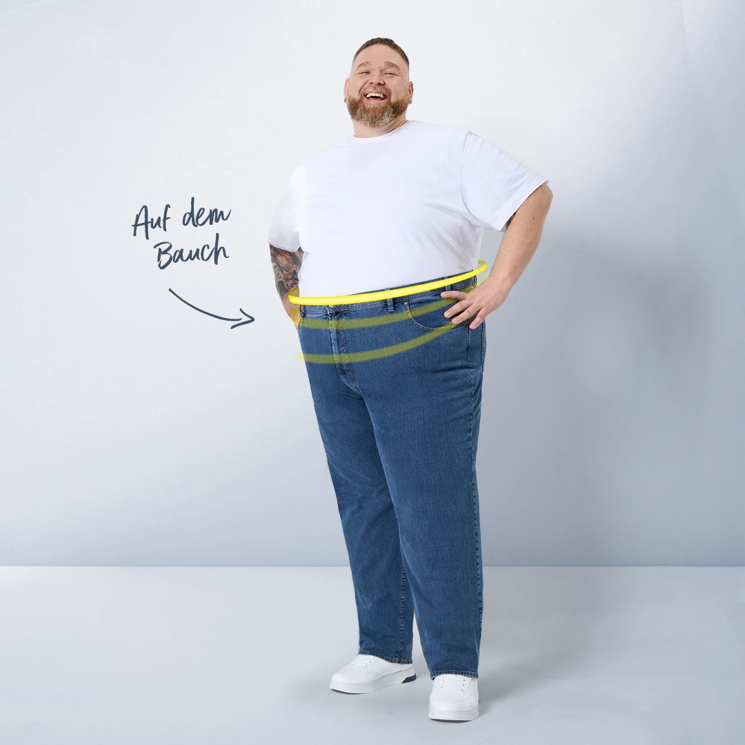 Pfundskerl-Model mit Jeans, die auf dem Bauch sitzt – ideal für Männer mit größerem Bauchumfang