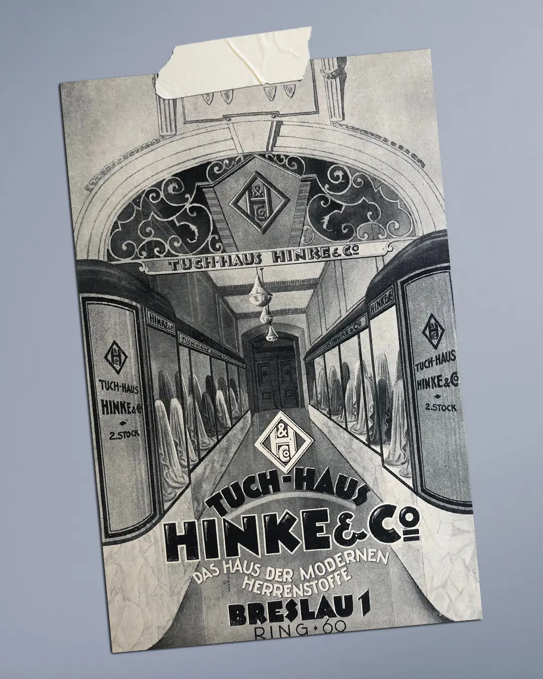 Historische Illustration des Tuch-Hauses Hinke & Co. in Breslau mit Herrenstoffen aus den 1920er Jahren.