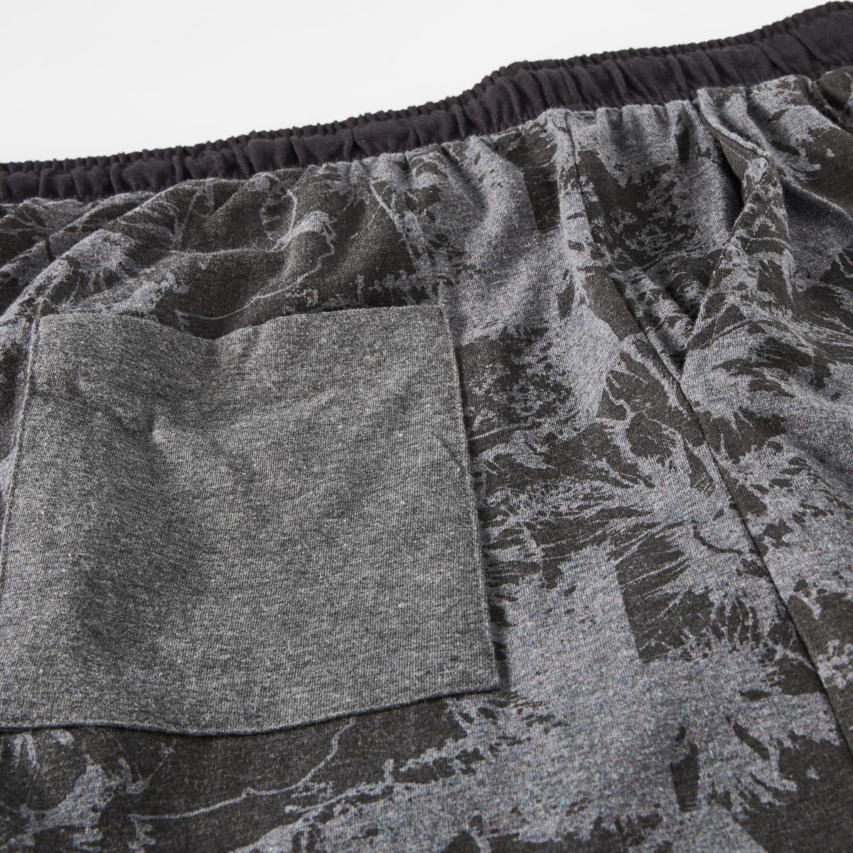 ADAMO Kurze Jogginghose mit Allover-Print anthrazit