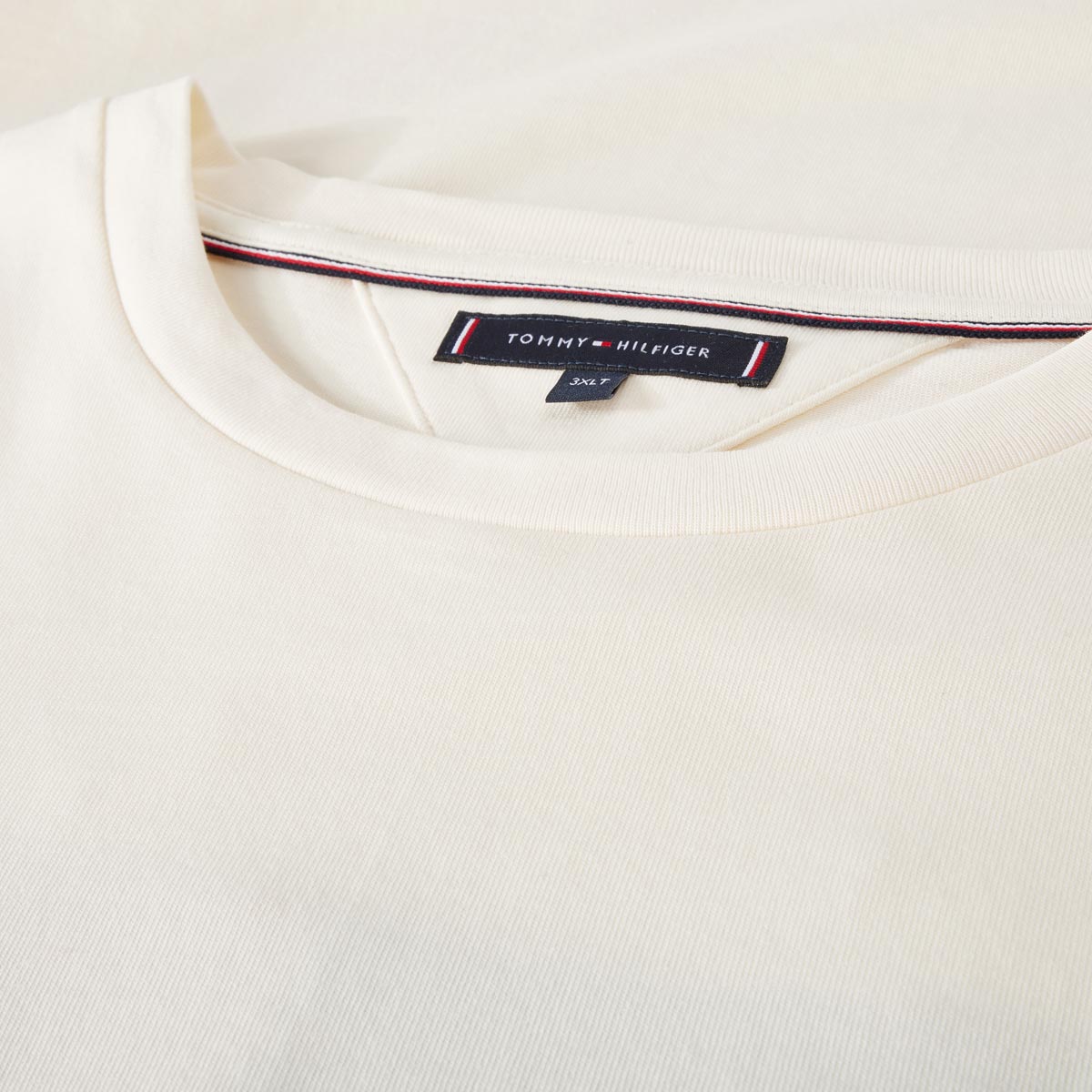 Tommy Hilfiger T-Shirt mit Label-Stickerei cremeweiß