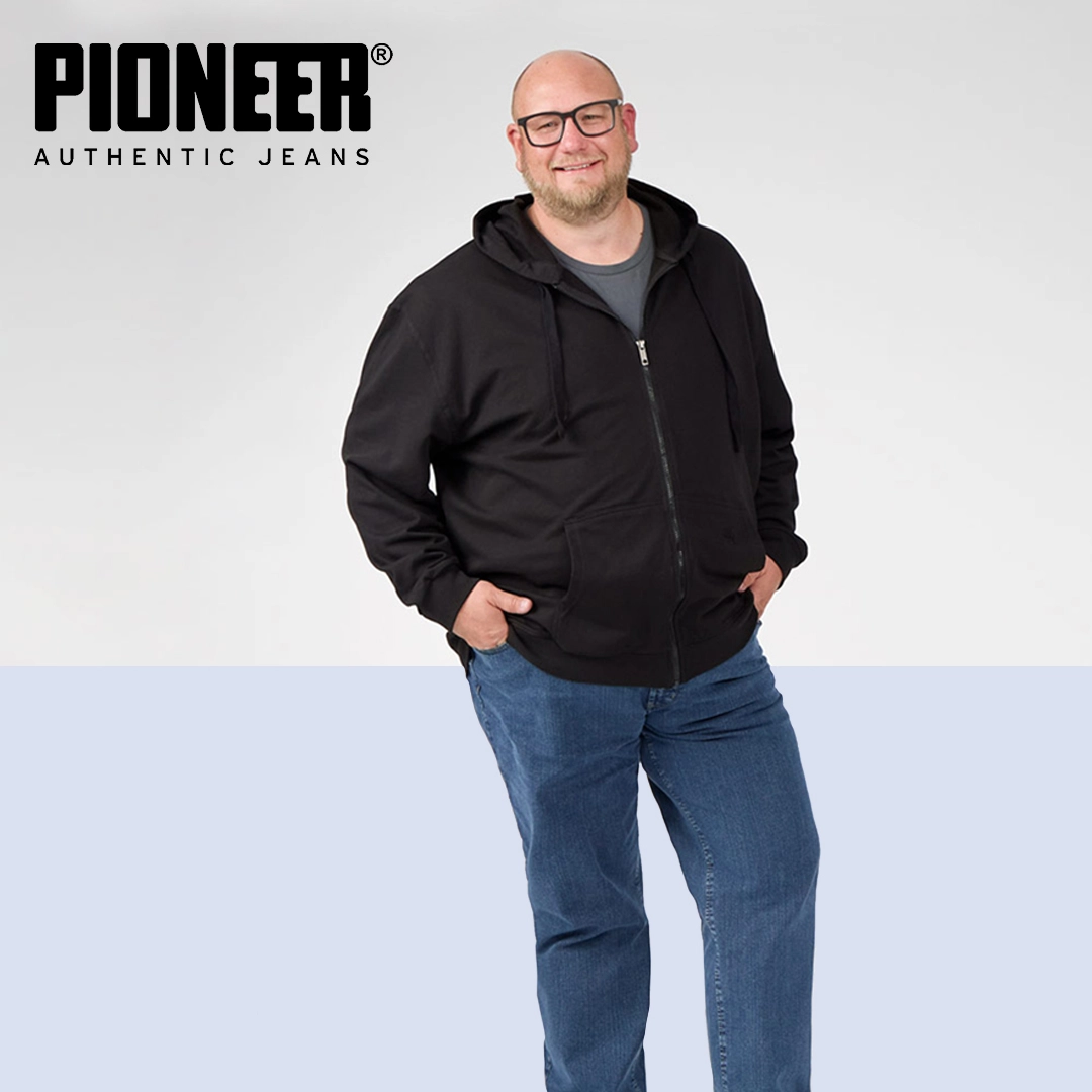 Plus-Size Mann mit Hoodie und Jeans von Pioneer – bequem und authentisch