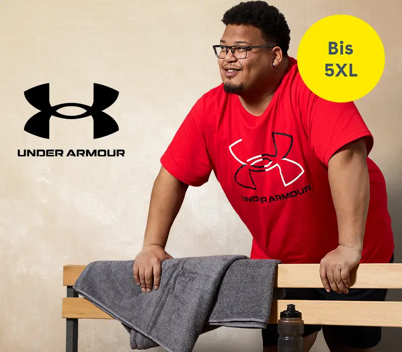 Mann in großer Größe mit rotem Under Armour Shirt in einer Umkleide – Trainingsbekleidung bis 5XL