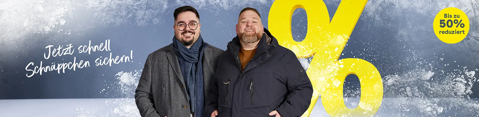 Zwei Männer in Winterjacken stehen nebeneinander vor winterlichem Hintergrund mit Hinweis auf bis zu 50 Prozent Rabatt