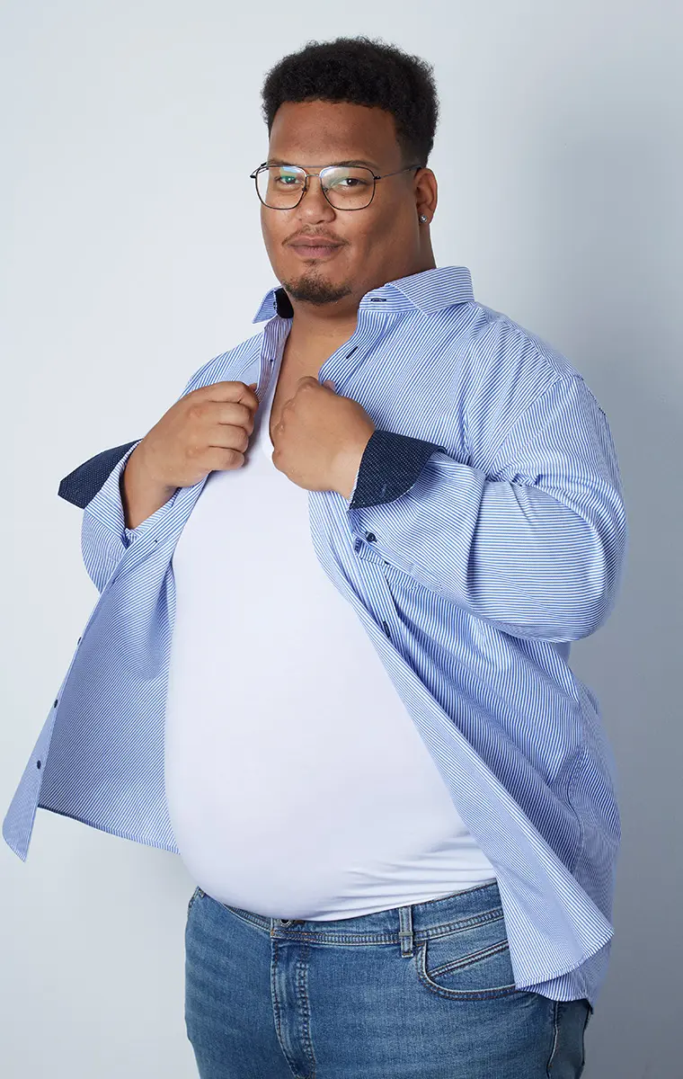 Plus-Size Mann im Business-Outfit mit bequemem Unterhemd – perfekte Grundlage für den New-Office-Look