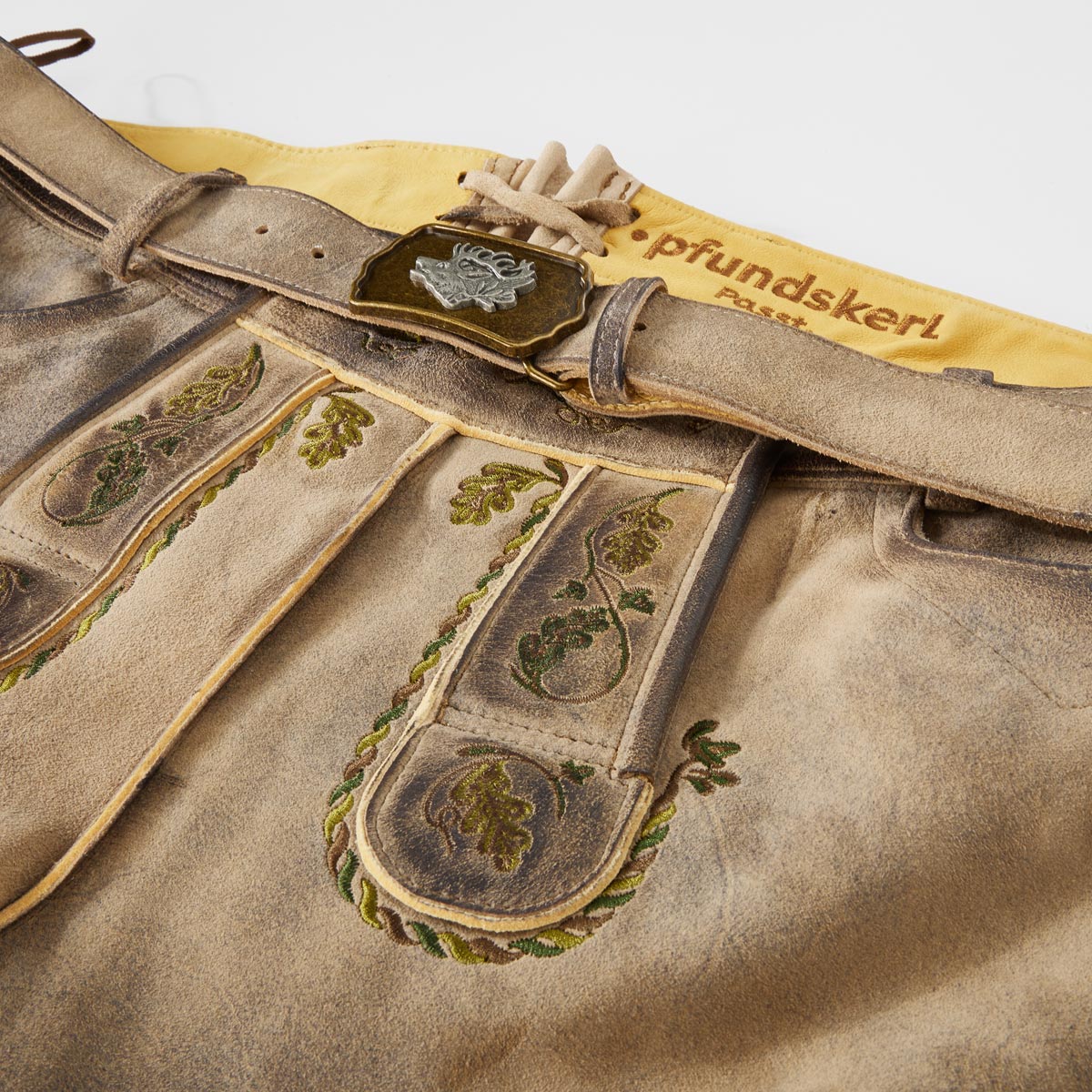 Maddox Kurze Lederhose mit Gürtel sand