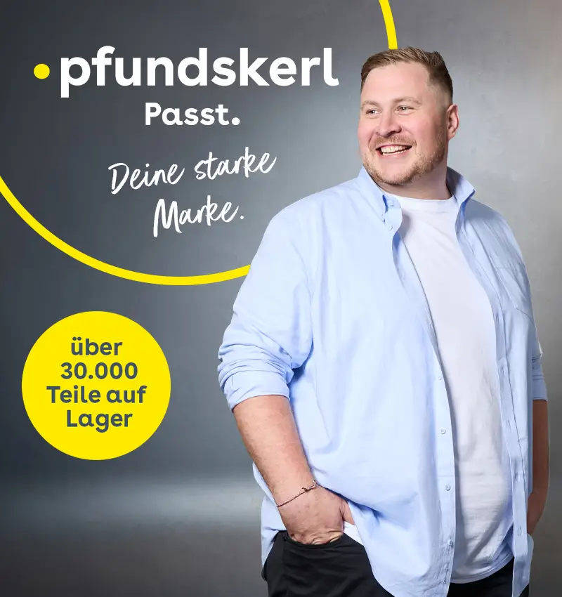 Mann trägt helles Hemd in großen Größen und zeigt selbstbewussten Stil mit Pfundskerl Herrenmode.