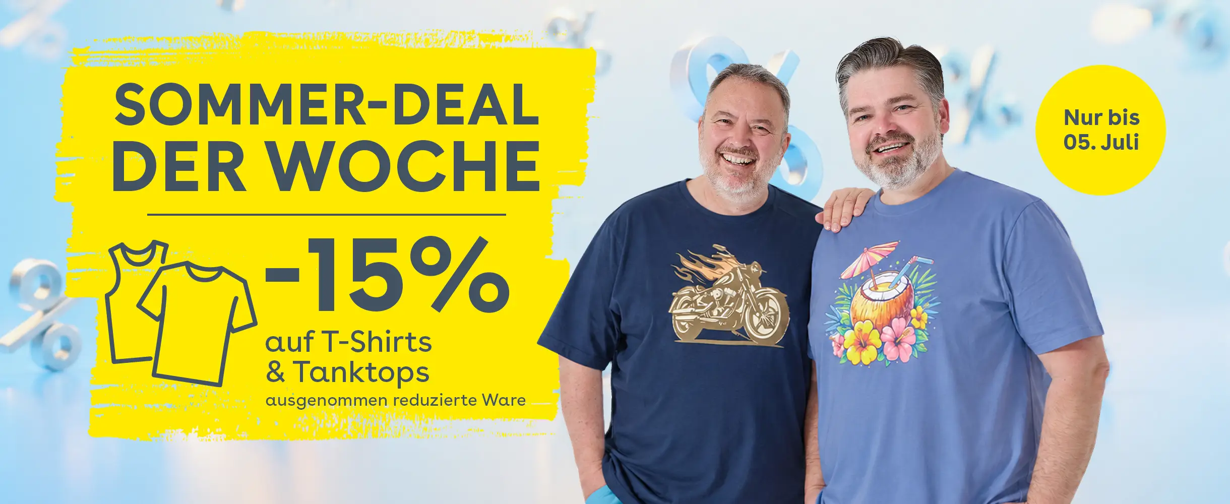 Zwei Männer in T-Shirts beim Sommer-Deal der Woche mit 15 % Rabatt, reduzierte Ware ausgenommen.