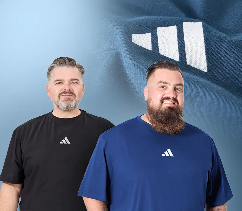 Zwei starke Männer in adidas Shirts und weiße adidas Sneaker, Schuhe für Herren in großen Größen bis Größe 50 bei Pfundskerl