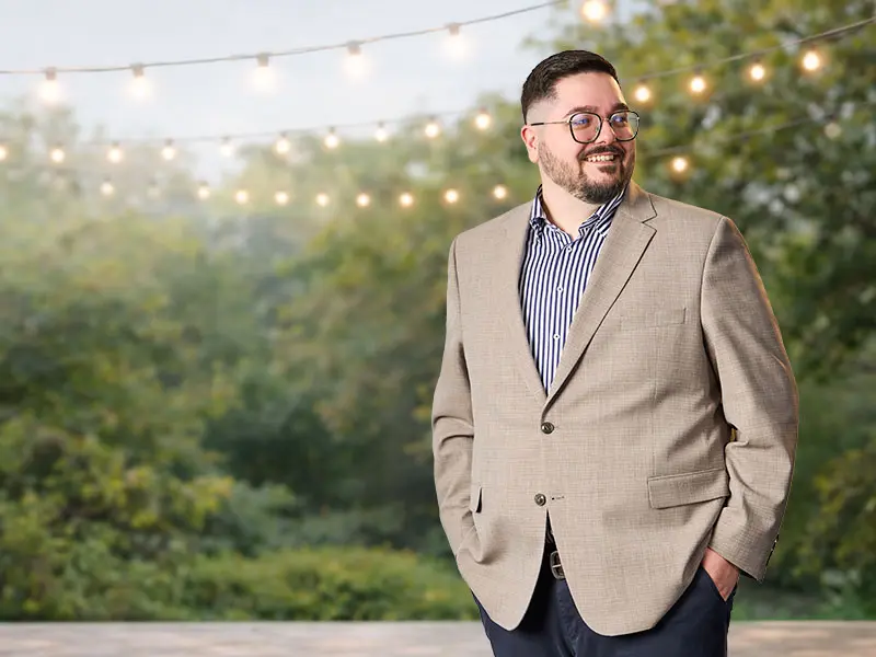 Stilvolles Sakko in großer Größe für festliche Anlässe, getragen von einem Mann im Gartenambiente