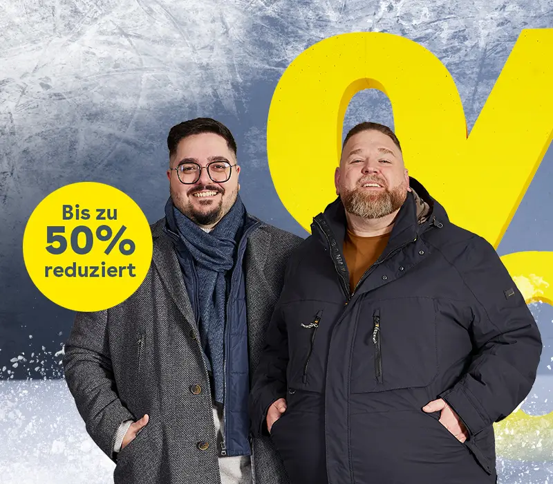 Zwei Männer in warmen Winterjacken stehen nebeneinander vor eisigem Hintergrund mit gelbem Hinweis auf bis zu 50 Prozent Rabatt
