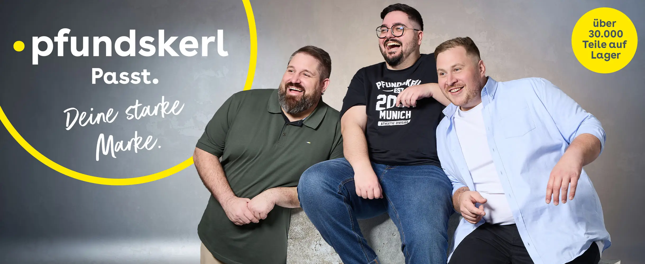 Drei gut gelaunte Männer tragen moderne Herrenmode in großen Größen und stehen für die Marke Pfundskerl.