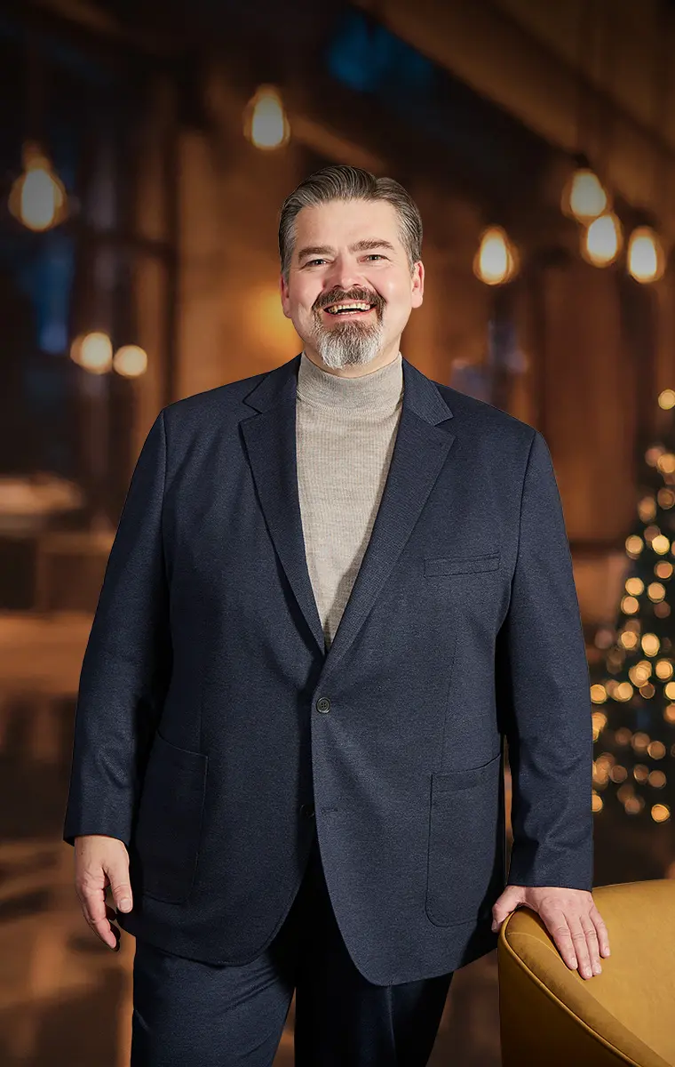 Mann in großer Größe im festlichen Sakko als Teil eines Weihnachtsoutfits