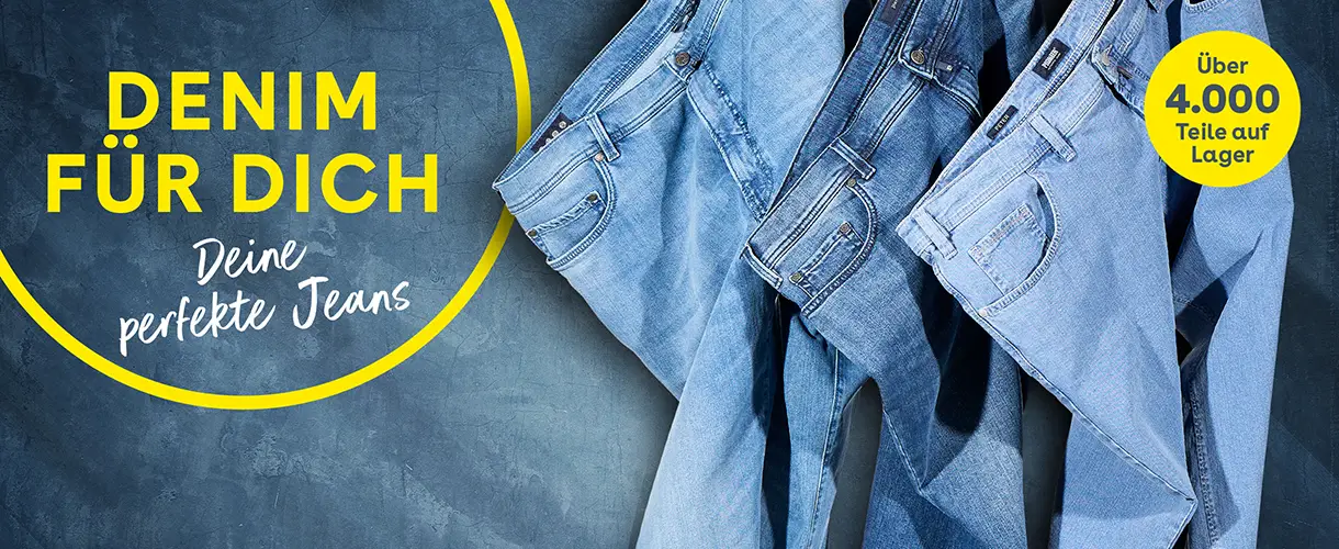 Mehrere Jeans in unterschiedlichen Blautönen hängen nebeneinander vor dunklem Hintergrund mit Hinweis auf großes Sortiment