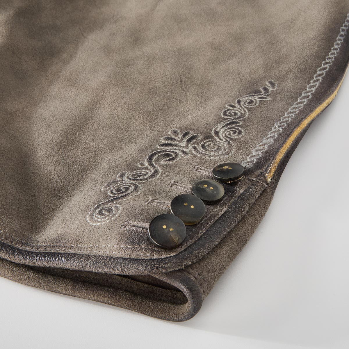 Pfundskerl Lederhose mit Stickereien und Gürtel grau