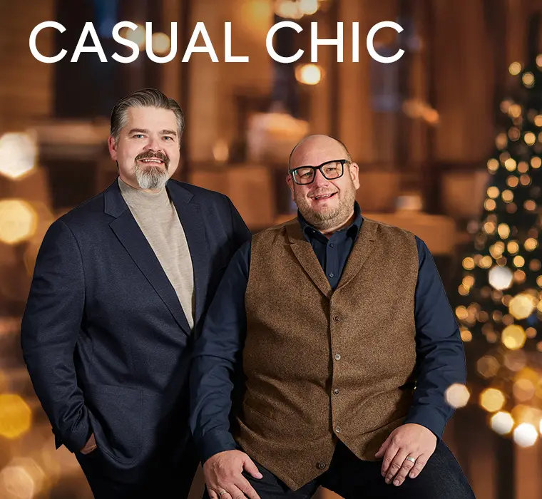 Zwei Männer in großen Größen tragen einen smarten Casual Chic Look mit Sakko und Weste zu Weihnachten