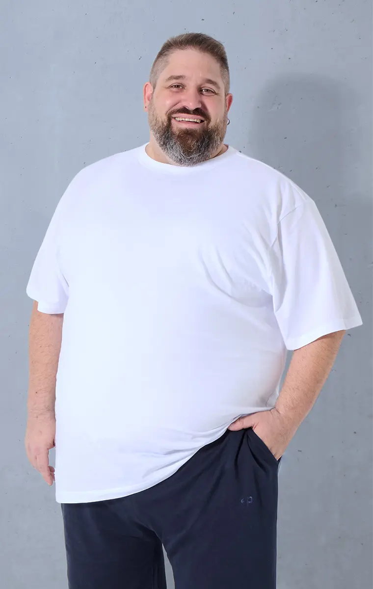 Mann trägt lässiges T-Shirt in Übergröße – moderne Passform, angenehmes Tragegefühl und selbstbewusster Stil