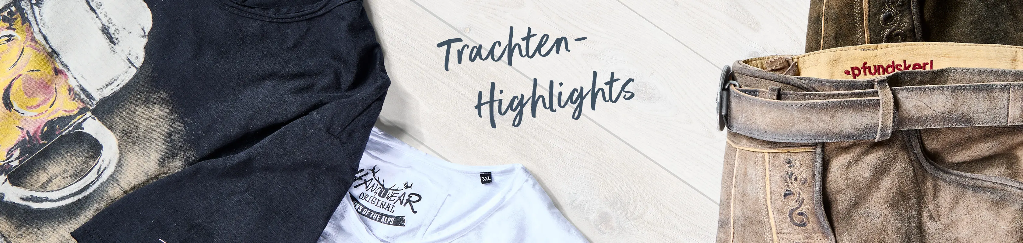 Flatlay mit Bierkrug-Shirt, weißem Trachtenshirt, Gürtel und Lederhose – starke XXL-Kombinationen für moderne Trachtenfans.