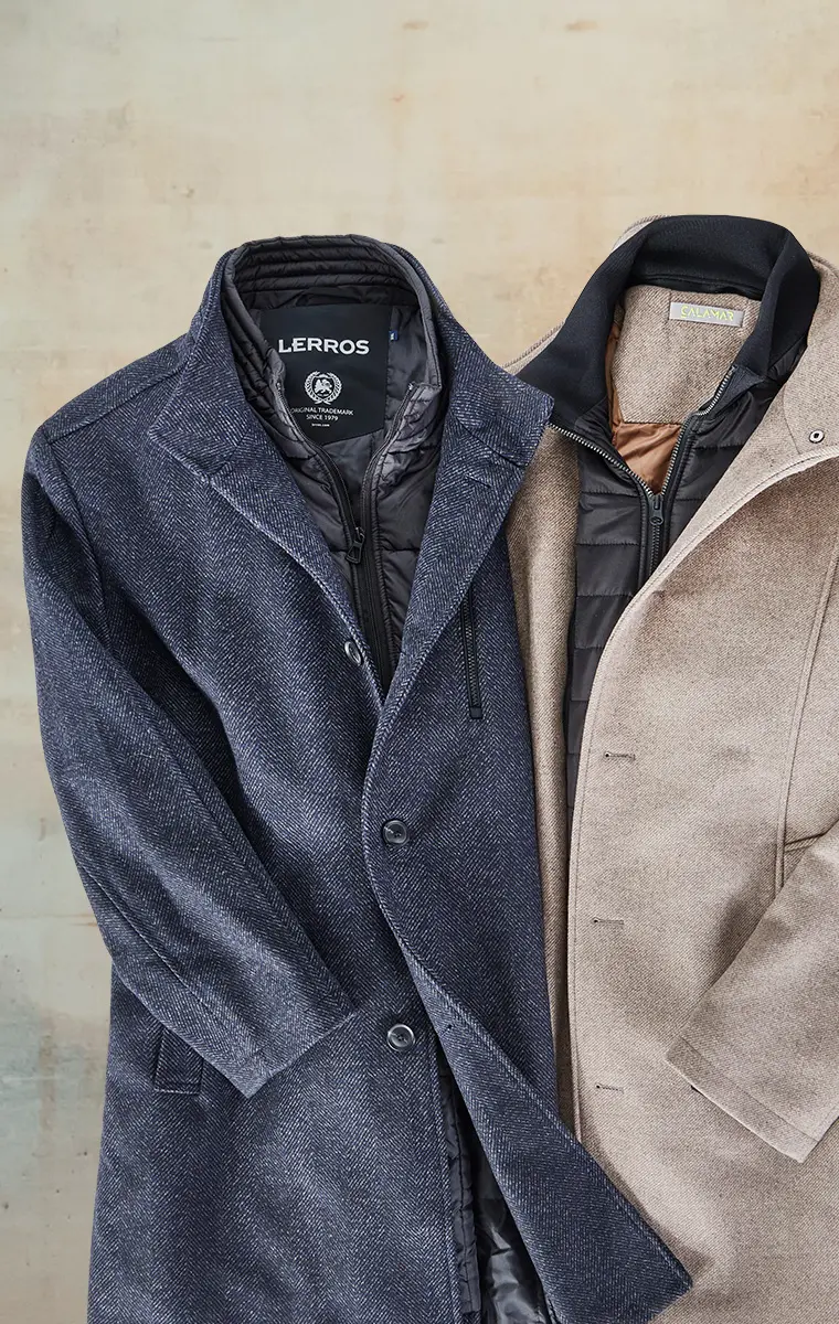 Zwei klassische Herrenmäntel mit wattiertem Inlay für extra Wärme und Komfort