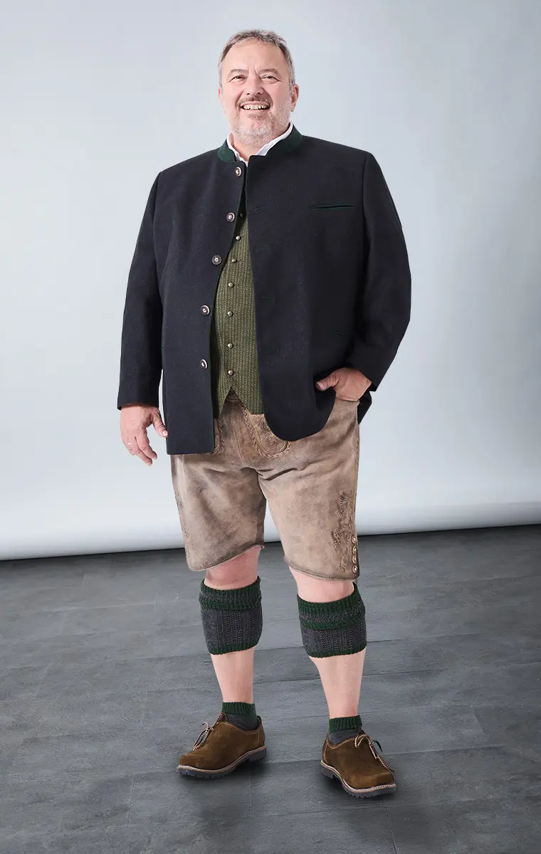 Trachtenmode in großen Größen mit Lederhose, Weste und Trachtenjacke für traditionelle Anlässe