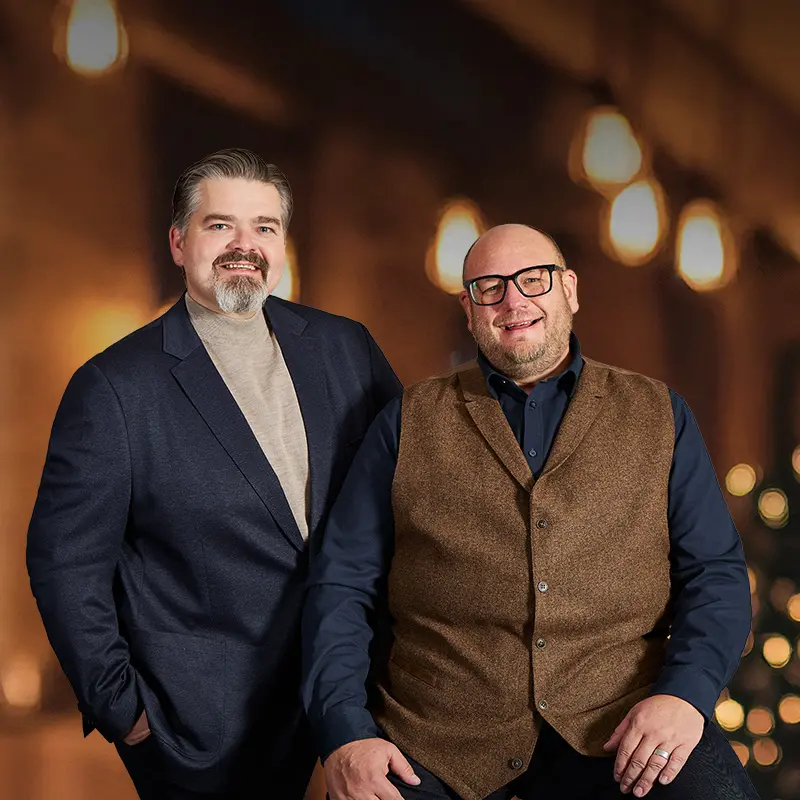 Zwei Männer in festlichen Casual Chic Outfits für Weihnachten