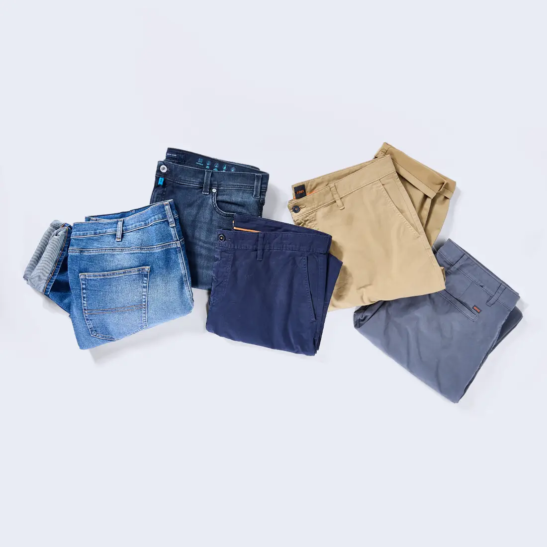 Verschiedene Herren-Hosen und Jeans in Blau, Beige und Grau für starke Männer in großen Größen
