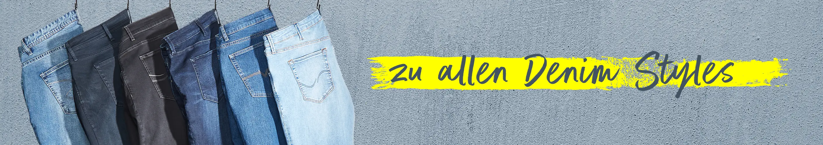 Fünf verschiedene Jeans-Waschungen für Herren in Übergrößen – aufgehängt zur Auswahl