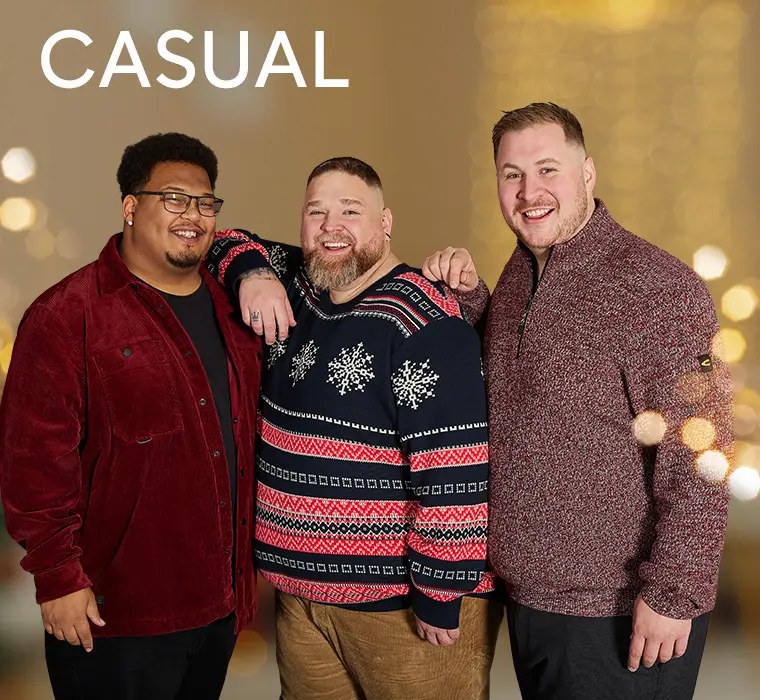 Drei Männer in großen Größen tragen gemütliche Weihnachtslooks mit Strickpullover und Hemd