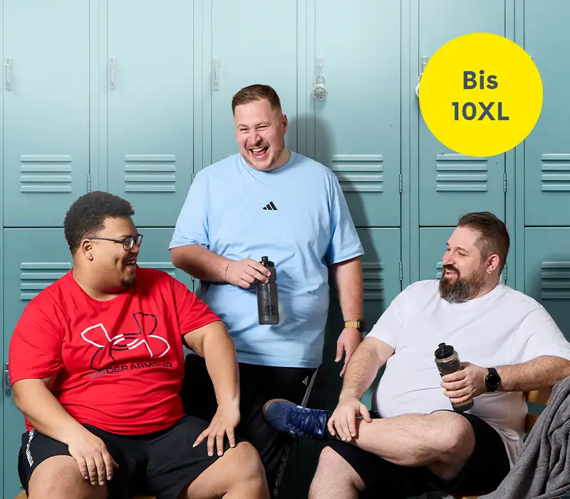 Drei Männer in großen Größen in einer Umkleidekabine tragen Trainingskleidung von adidas, Under Armour, Boss und Jack & Jones – Sportmode bis 10XL