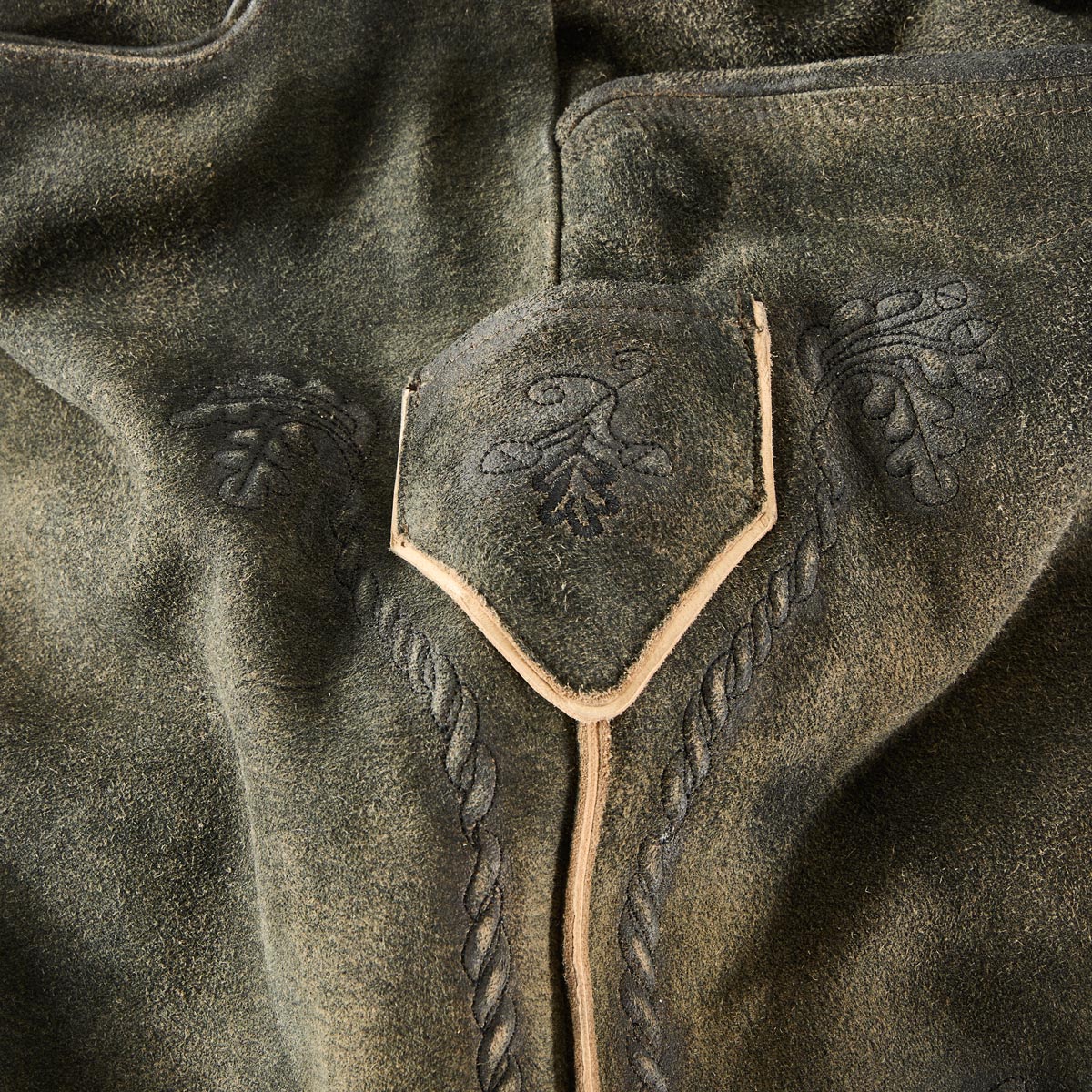 Maddox Kurze Lederhose mit Stickereien und Gürtel grau