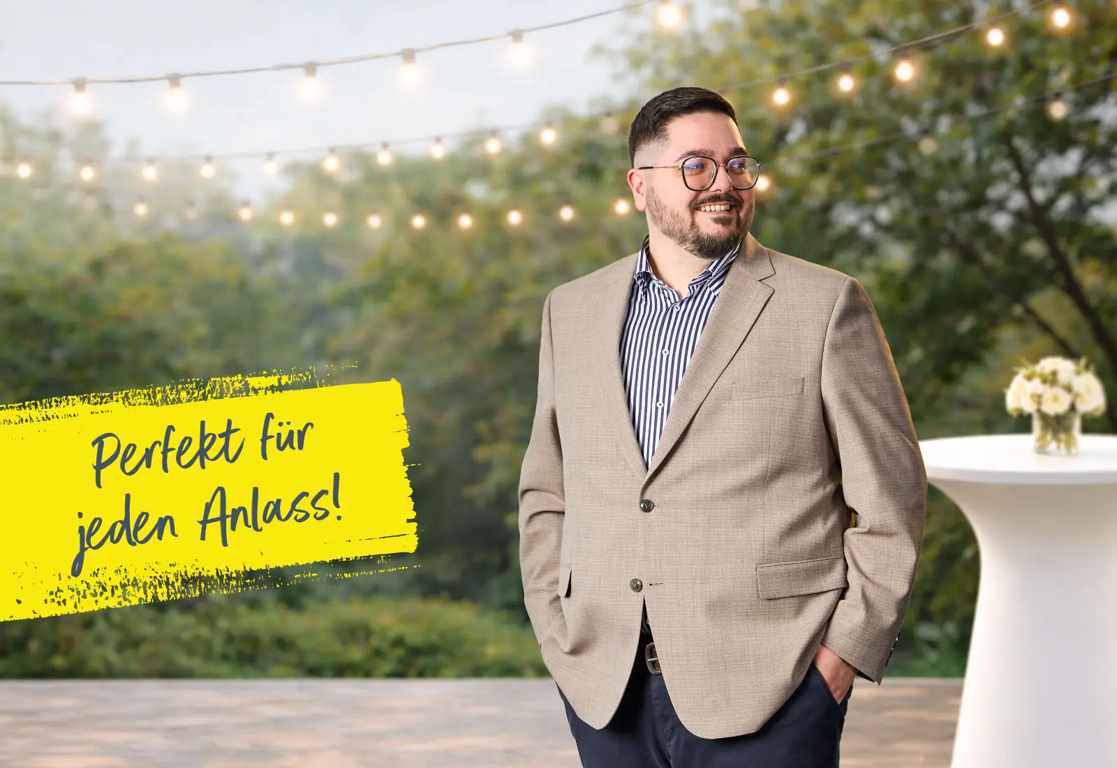 Stilvolles Sakko in großer Größe für festliche Anlässe, getragen von einem Mann im Gartenambiente