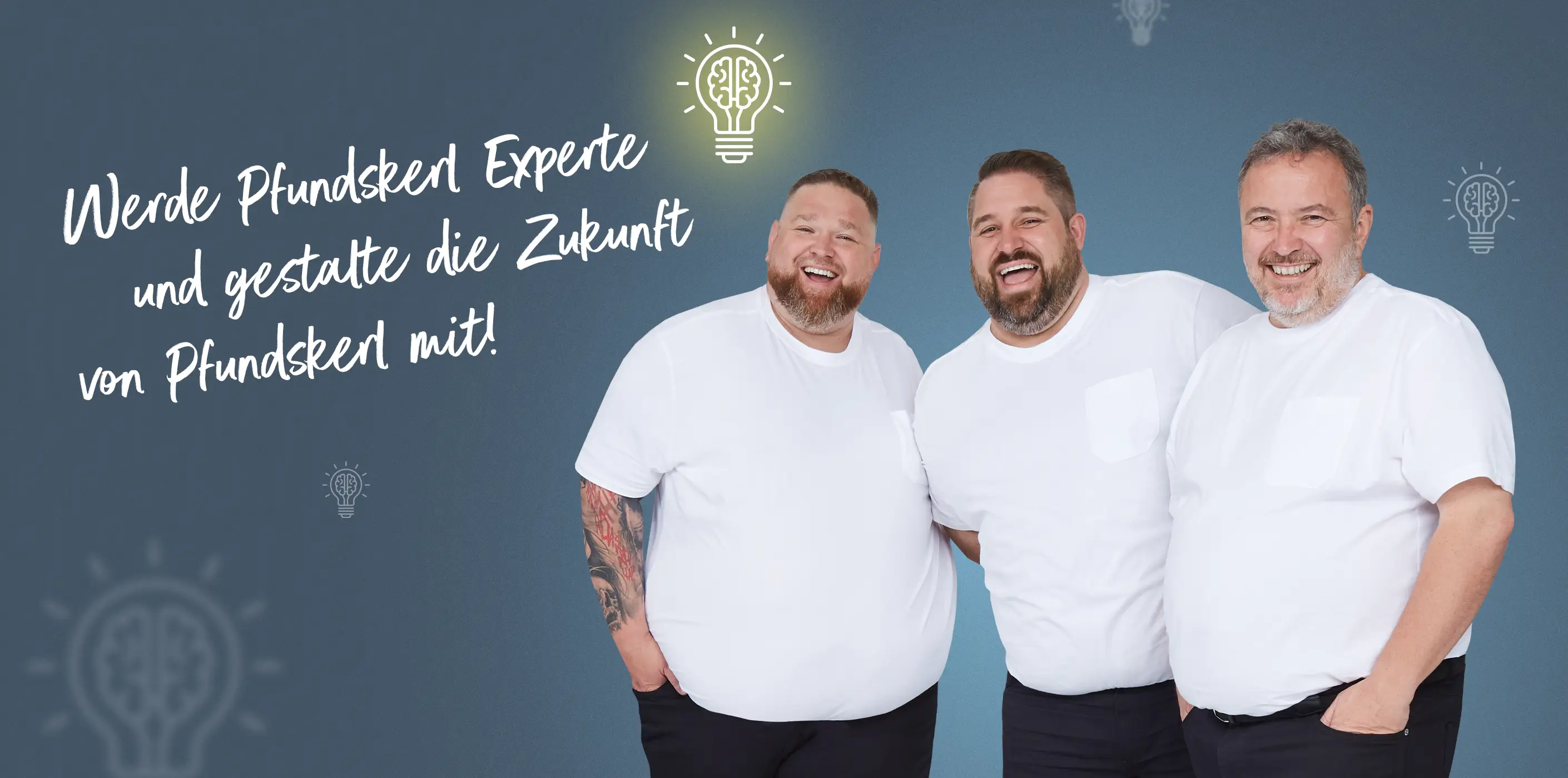 Drei fröhliche Männer in weißen Shirts mit Glühbirnen-Icon – Gestalte die Zukunft von Pfundskerl mit