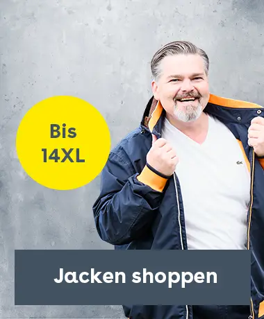 Mann in dunkelblauer Jacke steht vor Hausfassade mit Hinweis auf Jacken bis Größe 14XL