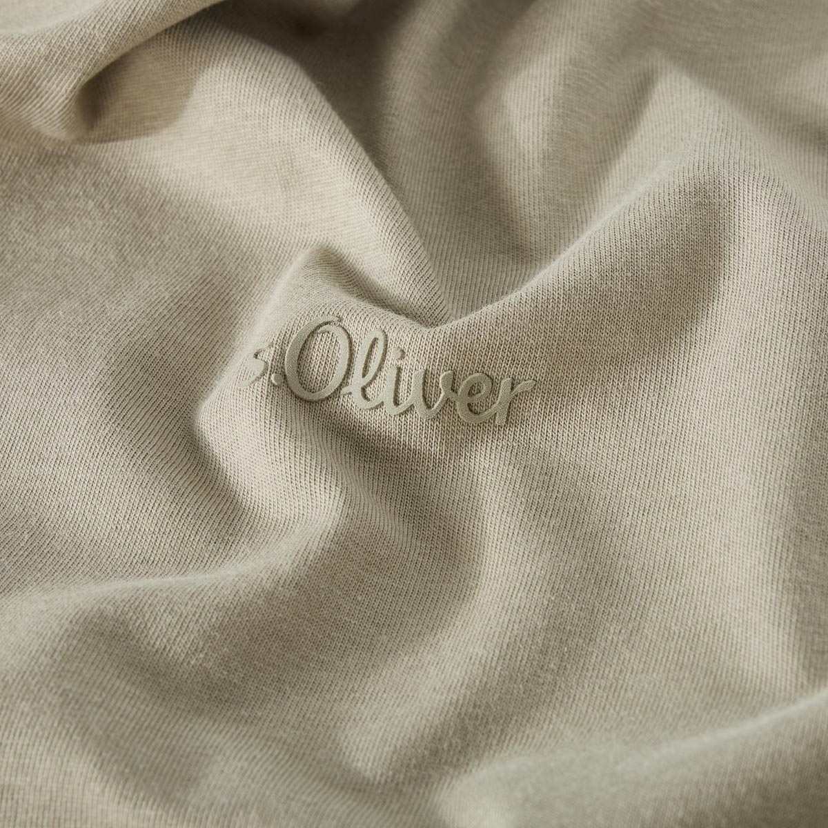 s.Oliver Basic-T-Shirt mit V-Ausschnitt grün