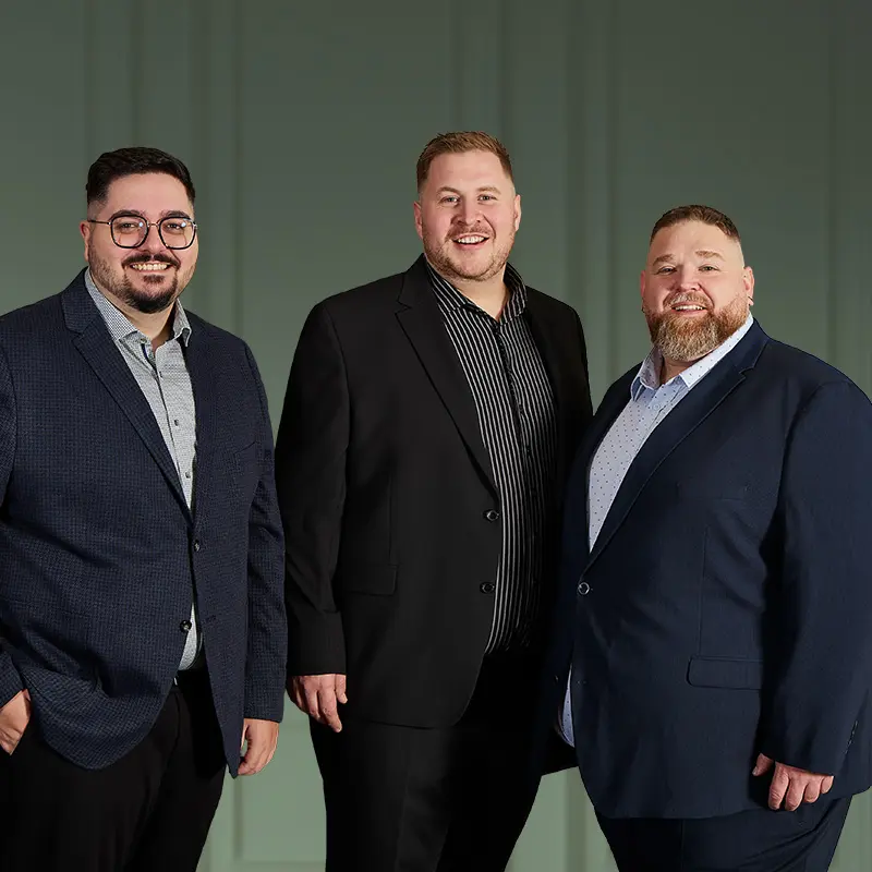 Drei Männer in eleganten Weihnachtsoutfits