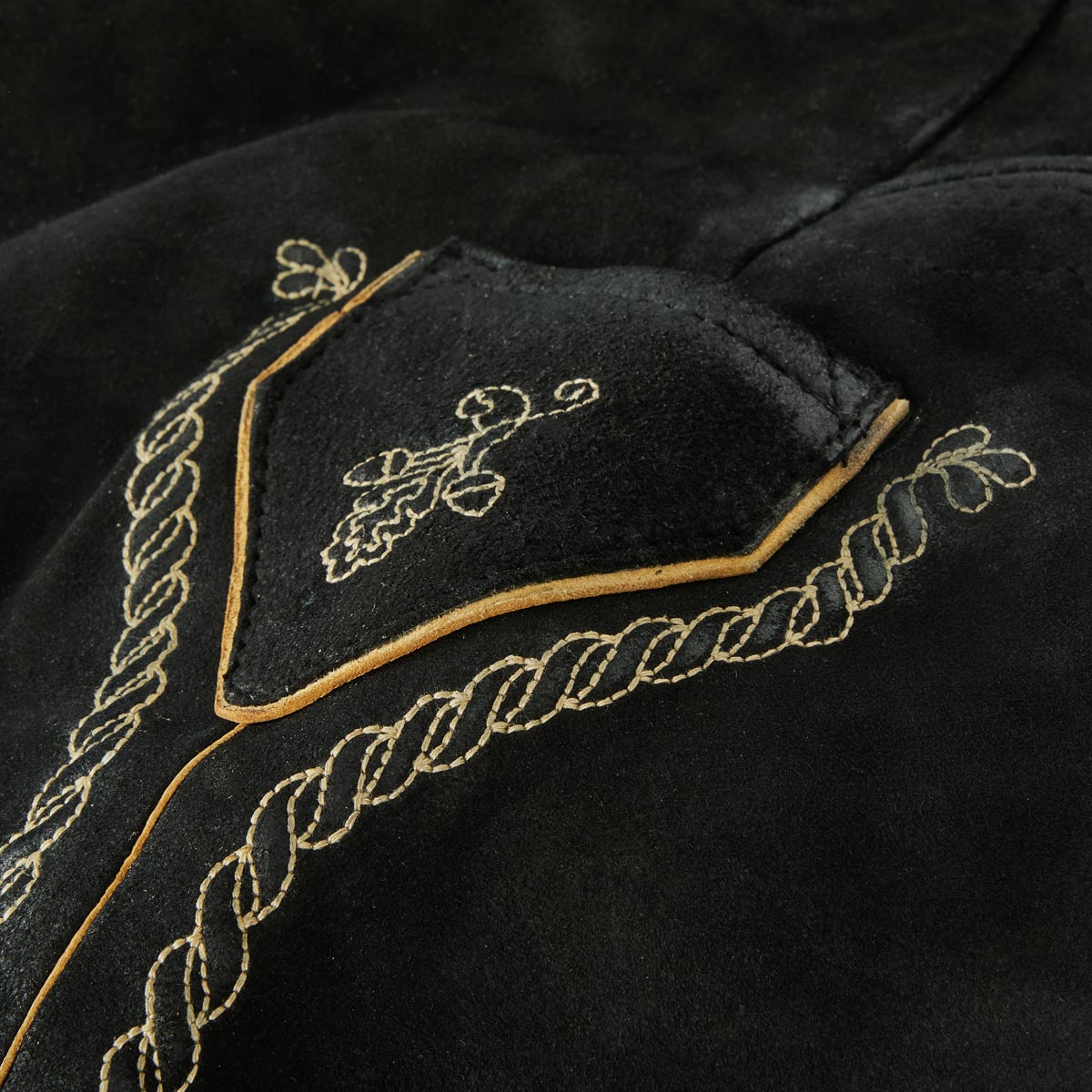 Pfundskerl Kurze Lederhose mit Stickereien und Gürtel schwarz