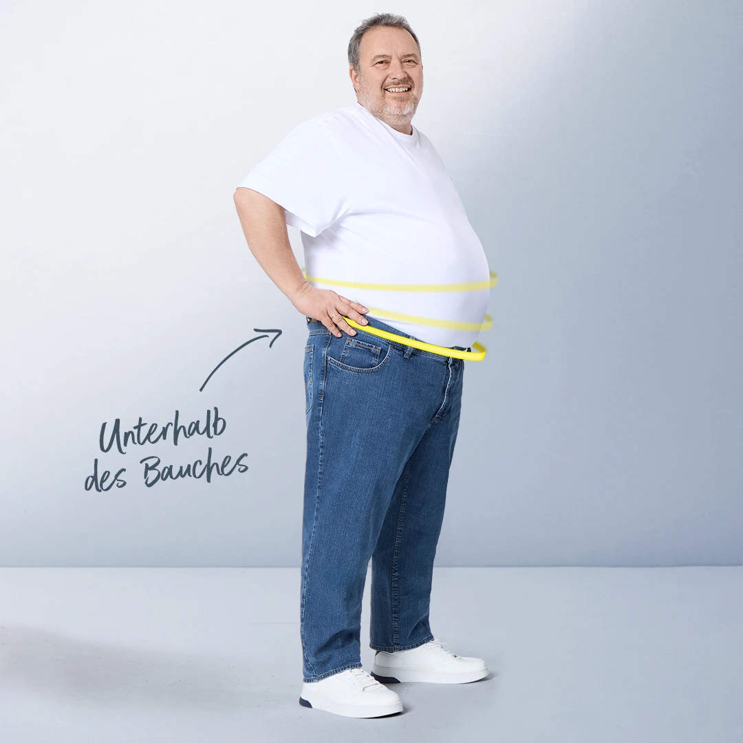Großer Mann trägt Jeans unter dem Bauch – perfekte Lösung für tieferen Sitz