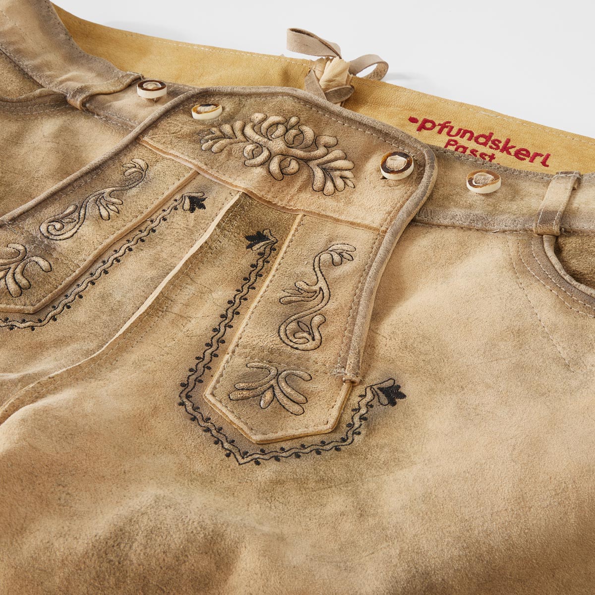 Pfundskerl Lederhose mit Träger und Stickerei beige