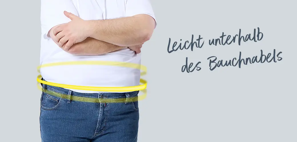 Vorderansicht eines Mannes mit weißem T Shirt und Jeans. Gelbe Markierung zeigt den Bund leicht unterhalb des Bauchnabels.