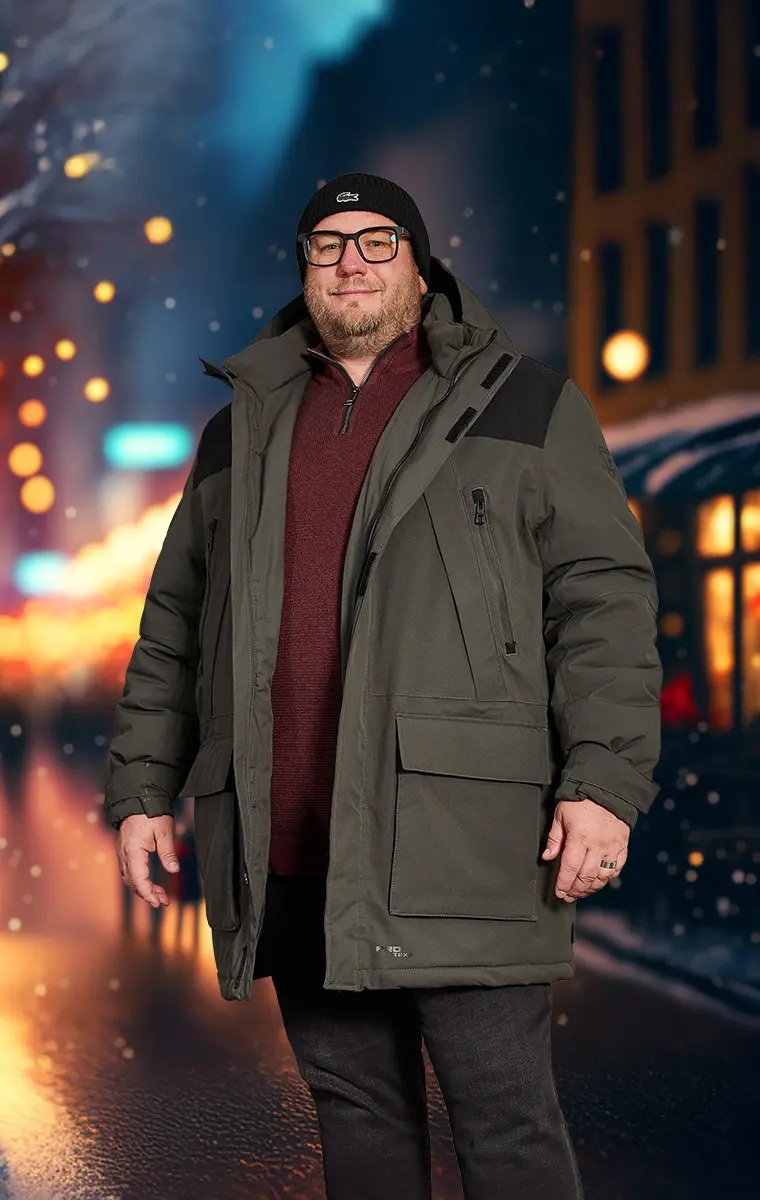 Mann in langer Winterjacke für Outdoor Weihnachtsoutfits in großen Größen