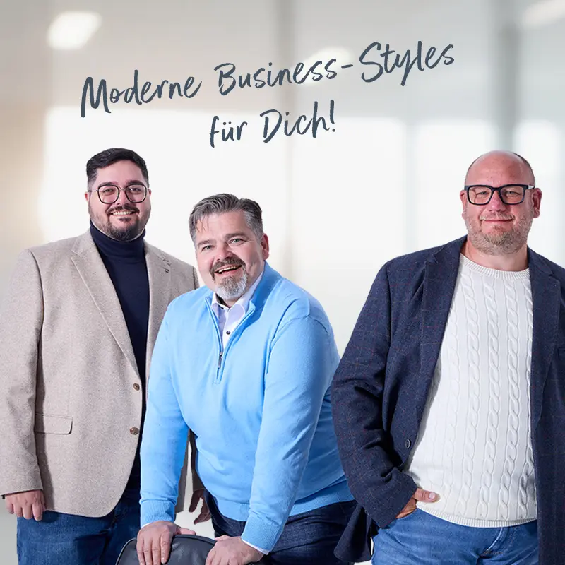 Männer in Plus-Size-Businessmode mit Strick, Sakko und Jeans in heller Umgebung