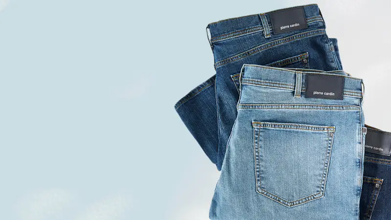 Mehrere Jeans von pierre cardin in verschiedenen Blautönen, ordentlich gefaltet – bequeme Passform für große Männe