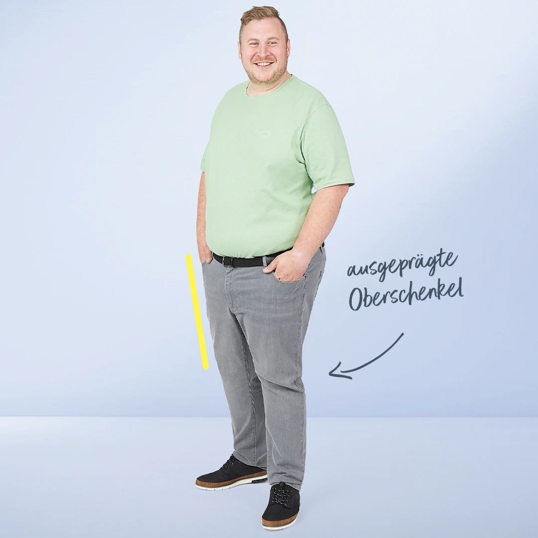 Plus-Size-Mann in grauer Jeans mit perfektem Sitz bei ausgeprägten Oberschenkeln