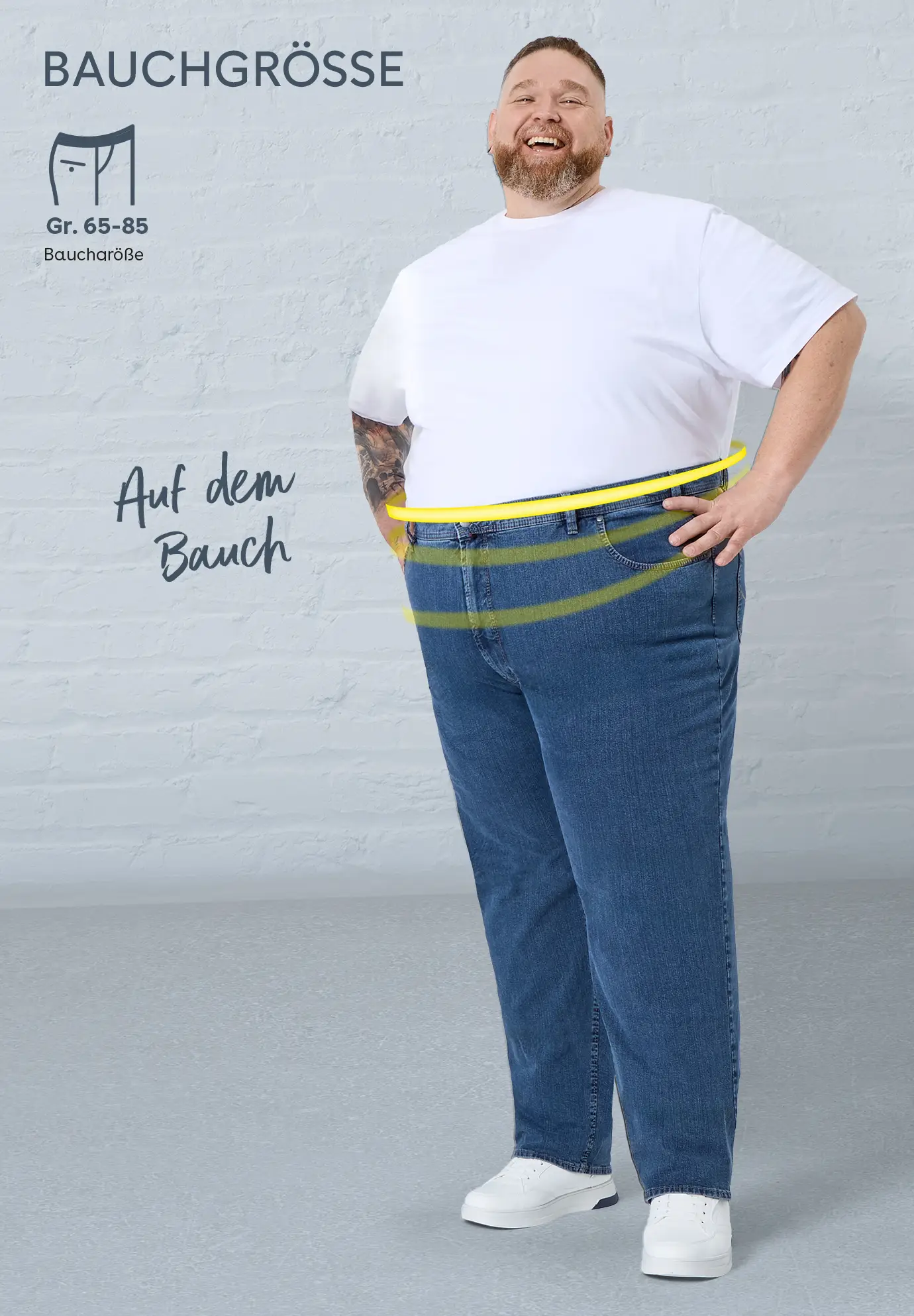 Mann trägt Jeans in Bauchgröße – Hosenbund liegt auf dem Bauch für bequemen Sitz