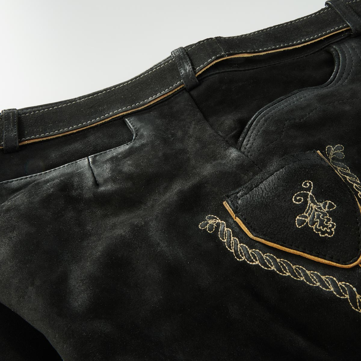 Pfundskerl Kurze Lederhose mit Stickereien und Gürtel schwarz