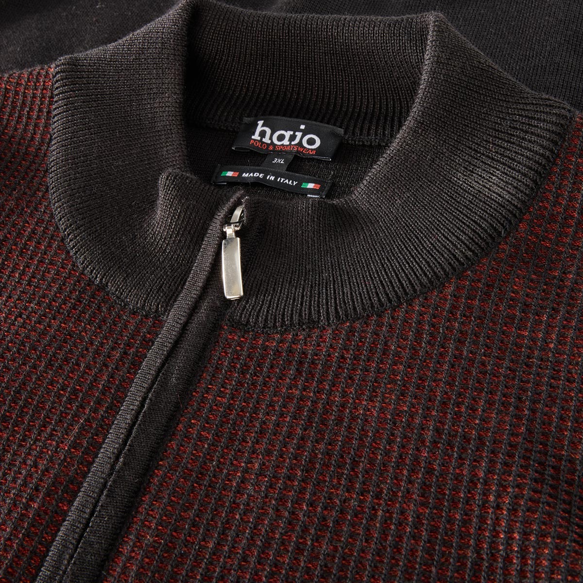 Hajo Troyer mit Strukturmuster schwarz