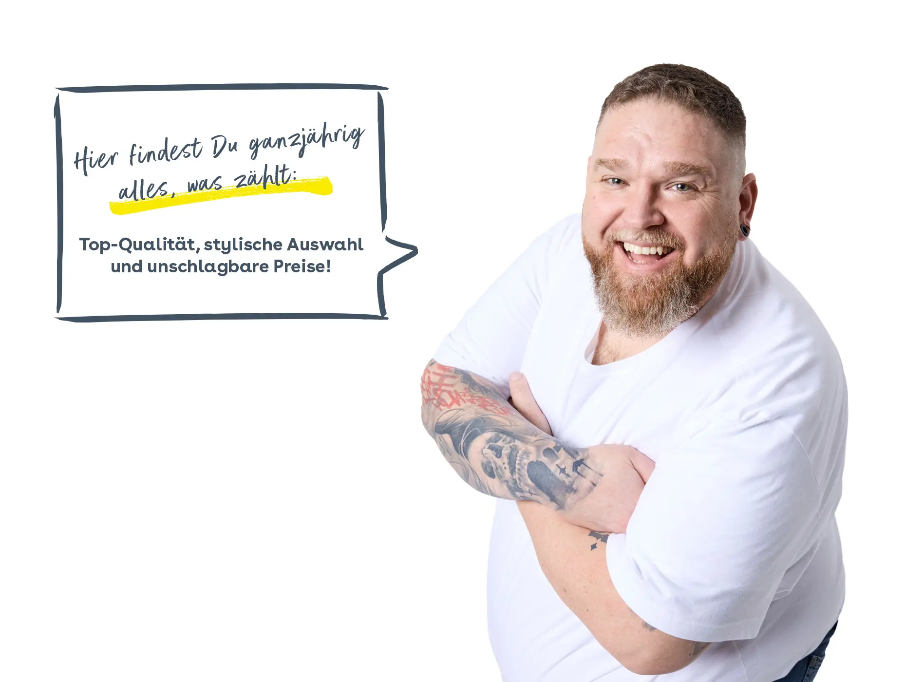 Lachender Mann mit Tattoos und Sprechblase: „Hier findest Du ganzjährig alles, was zählt – Top-Qualität, stylische Auswahl und unschlagbare Preise.“