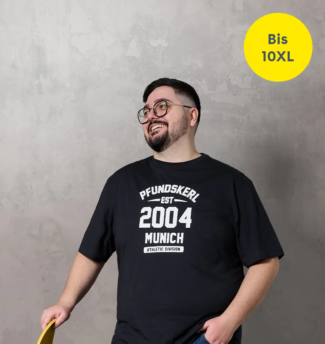 Starker Mann trägt schwarzes T-Shirt in großen Größen bis 10XL mit Print für einen lässigen Freizeitlook.