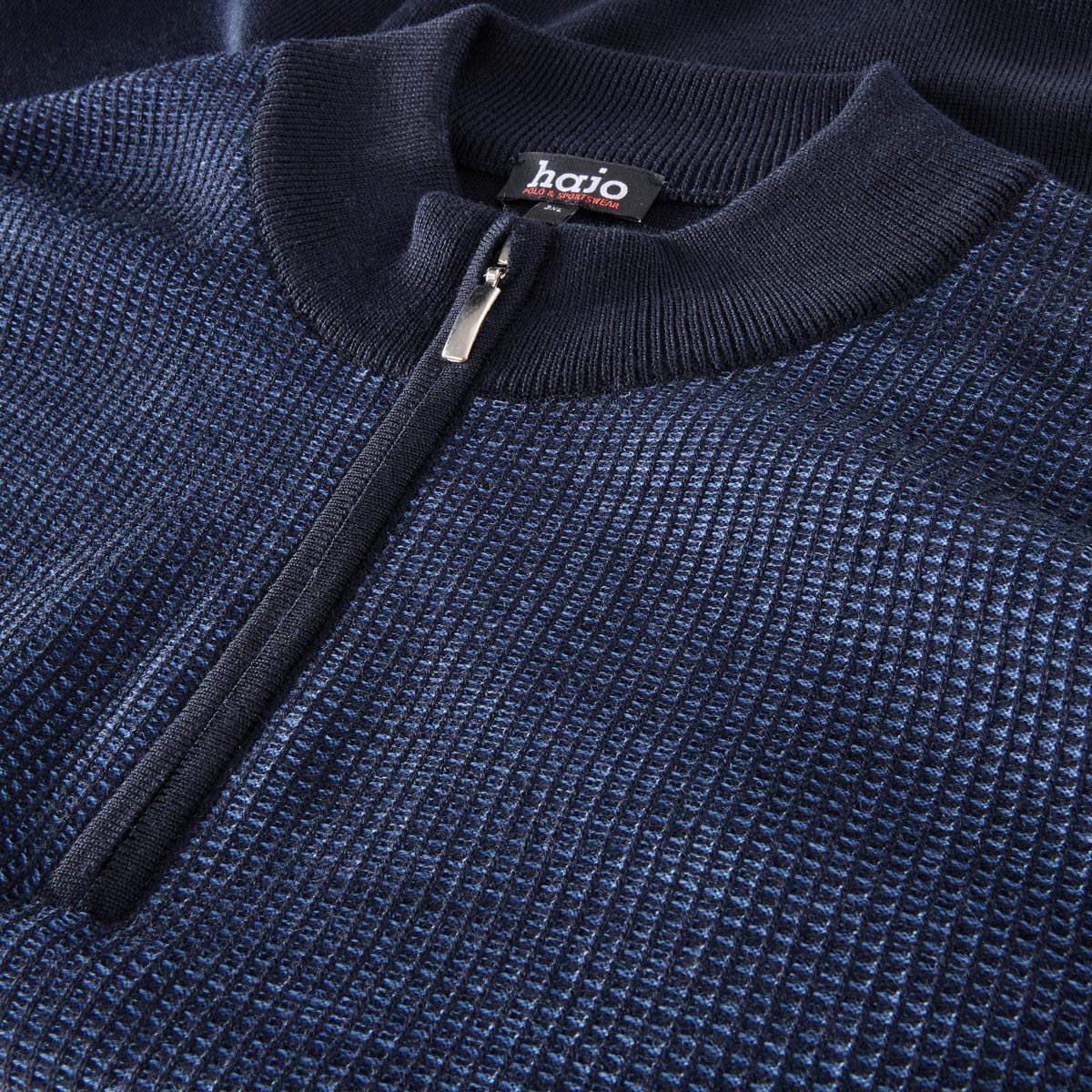 Hajo Troyer mit Strukturmuster marine